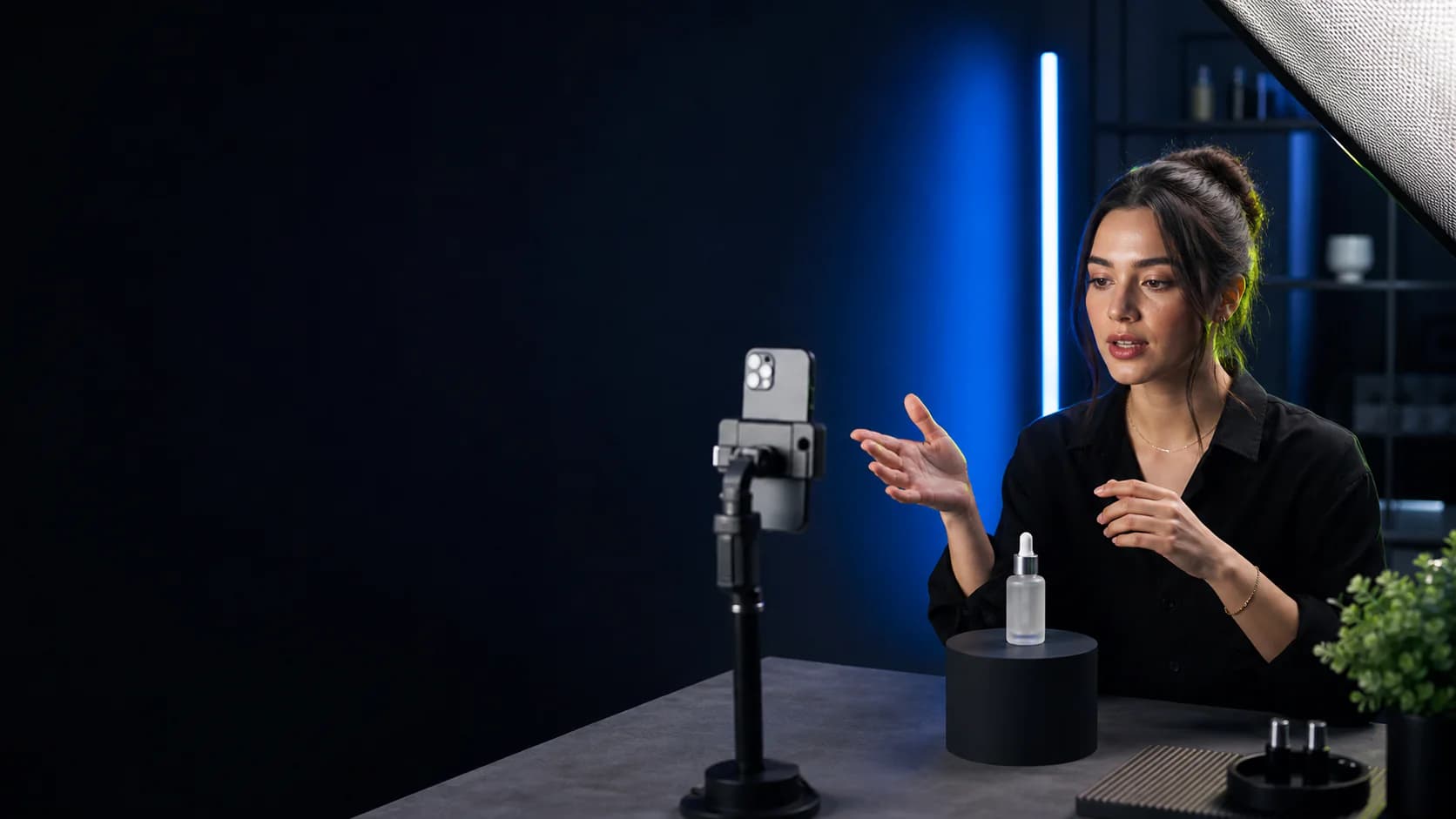 Profesyonel stüdyoda ürün videosu çeken UGC içerik üreticisi